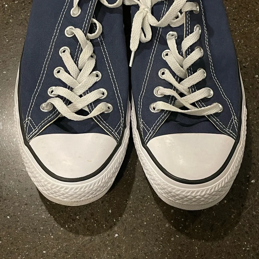 Men’s Size 12 Women’s size 14 Navy Low Top Converse - Picture 4 of 8